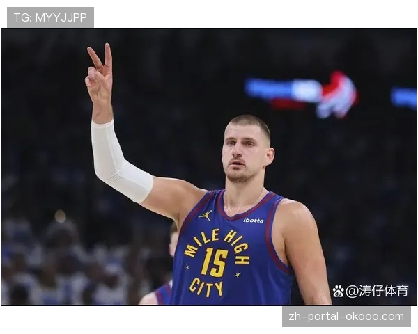 终场哨响，掘金中锋约基奇抛投准绝杀太阳后振臂怒吼
